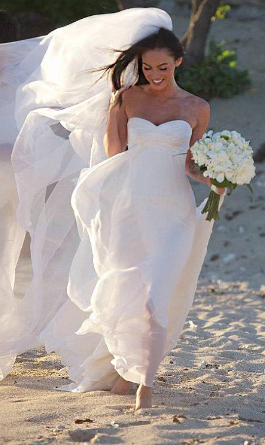 Megan Fox в белом свадебном платье из шифона от Armani