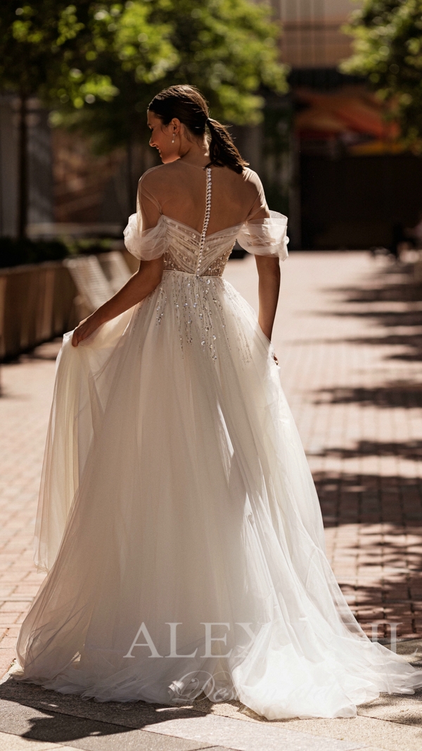 Свадебное платье с разрезом, блестящее свадебное платье, свадебное платье с блёстками, свадебное платье с корсетом, свадебное платье А-силуэта, пышное свадебное платье, пышное свадебное платье с разрезом, свадебное платье А-силуэта с разрезом, свадебное платье с разрезом на ноге, лёгкое свадебное платье, удобное свадебное платье, нежное свадебное платье, свадебные платья, свадебные платья минск, свадебные платья 2024, свадебный салон минск, свадебное платье напрокат, купить свадебное платье в минске, свадебные платья фото, свадебные салоны минск, прокат свадебных платьев, прокат свадебного платья минск, купить свадебное платье в Минске, свадебное платье с пуговицами на спине 