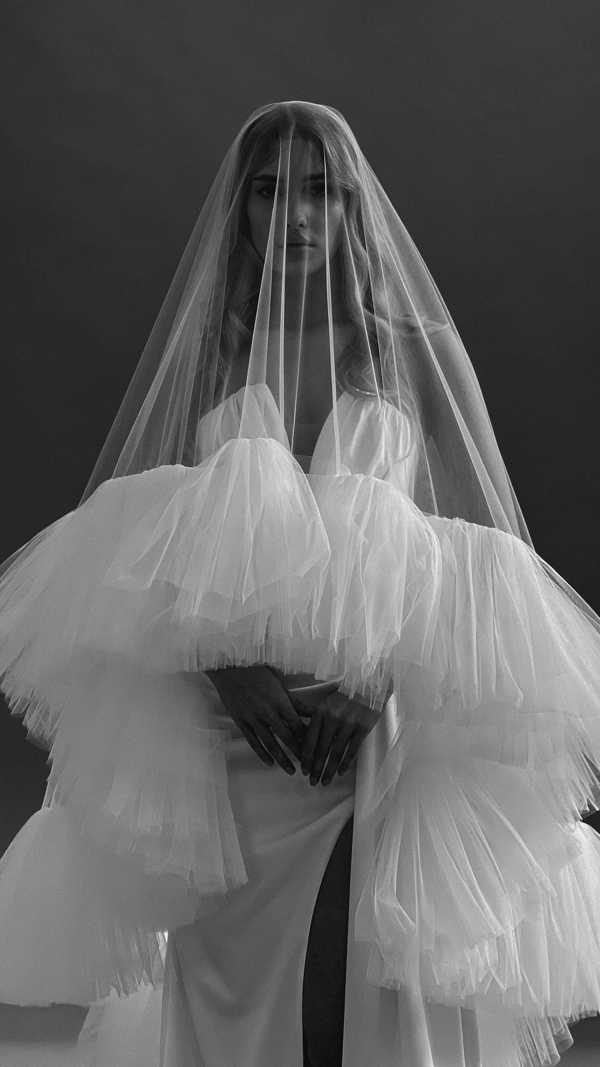Атласное свадебное платье, свадебное платье из атласа, лёгкое свадебное платье, простое свадебное платье, простое свадебное платье но со вкусом, свадебное платье с разрезом, свадебное платье со шлейфом, свадебное платье с разрезом на ноге, пышная фата с атласным свадебным платьем, пышная фата в Минске, фата минск, классическое свадебное платье, свадебное платье на роспись в загсе, купить свадебное платье в Минске, прокат свадебного платья, свадебный салон, классическое свадебное платье, свадебный салон Минск, свадебные платья, свадебные платья минск, свадебные платья 2024, легкое свадебное платье, свадебное платье напрокат, прокат свадебных платьев, пошив свадебного платья
